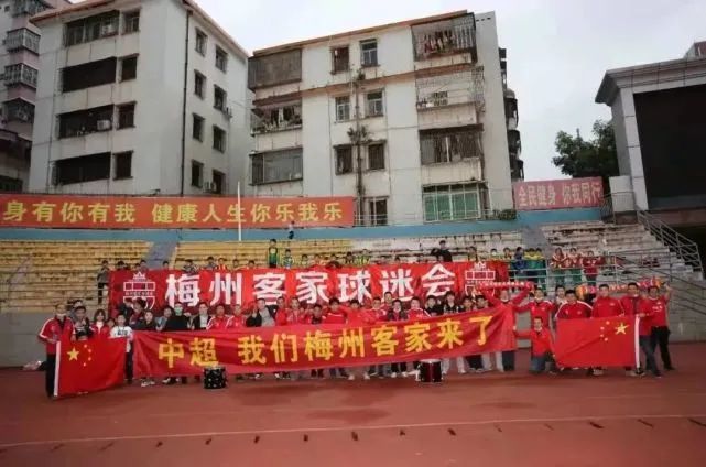 第21分钟，米兰右路角球开到禁区第一点被顶出，弧顶丘库埃泽凌空斩打在防守球员身上偏出。